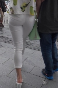 车站偶遇白色紧身裤美女，太吸引人了[369M/AVI]