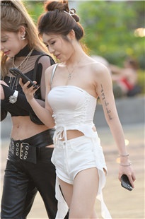 性感白皙美腿热裤闺蜜3A6245[1.91G]