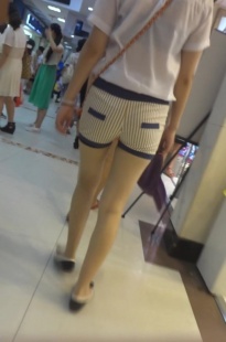 白色布热裤紧臀美眉[102M/MTS]