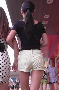 高挑白紧热裤美女，站在后面看就是种享受[131M/MTS]