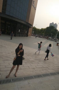 175黑裙肉丝美女