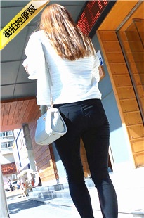 金发黑色紧身裤小妹身材好[402M/MP4]