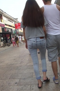 街拍性感丰满紧身牛仔美女的丰满的身材[431M/MP4]