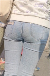 清纯小妹身材真棒，牛仔裤贴身勒臀[119M/MP4]