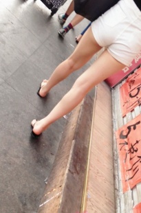 白色热裤丽人，都勒沟了[82M/MOV]