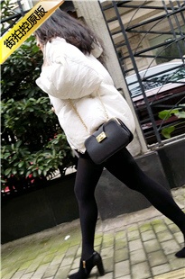4K-跟拍黑色高跟黑丝白色羽绒服长发美眉[1.53G/MP4]