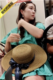 4K-地铁上的气质街拍美女[713M/MP4]