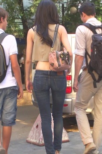 紧身牛仔裤美女太性感了，老外男友不停的拍她PG[158M/MP4]