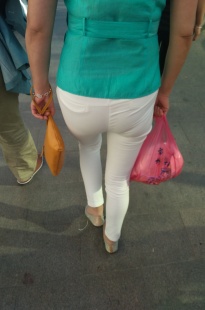 跟拍一个白裤小MM