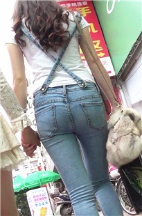 苗条纤细的牛仔裤紧臀美眉[234M/MTS]