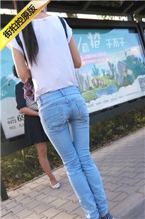 充满青春气息的牛仔裤妹子[165M/MP4]