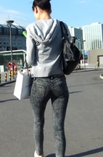 紧身长牛仔裤小妹真苗条[90.9M/MOV]