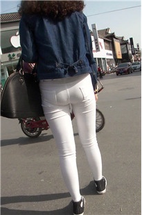 穿帆布鞋的紧臀白裤MM [119M/MP4]