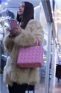 美颜少女跟姐妹一起逛街[115M/AVI]