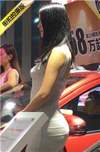 车展白色紧身连衣裙性感翘臀极品美女车模[351M/MOV]