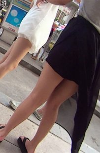 [光腿系列第9集] 长裙MM路出嫩腿[20.7M/MP4]