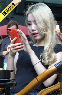 4K超清视频！紧牛翘臀金发美女[MP4/3.43GB]