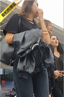 极品黑色紧身牛仔裤高挑模特身材美女[356M/MP4]