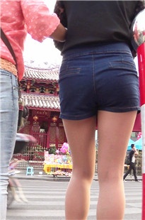 过马路的蓝色热裤紧臀MM[105M/MTS]