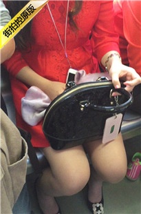 【醉爱作品】地铁拍摄肉丝白腿[197M/MOV]