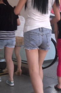 高挑牛仔热裤青春美眉[80.9M/MP4]