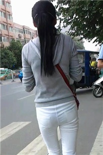 过马路的紧身白裤美眉[106M/MP4]