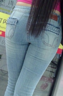 夜晚地铁坐我对面的长发红衣翘臀美女[215M/MP4]