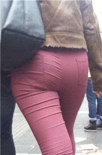 酒红色紧身裤美眉，屁屁圆润饱满[352M/MP4]