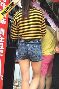 条纹上衣紧身牛仔热裤长发妹子[448M/MOV]