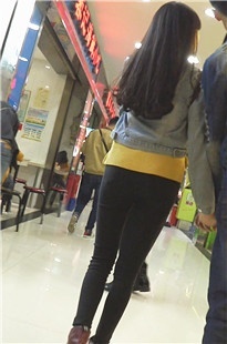 大长腿美女与男友逛街[260M/AVI]