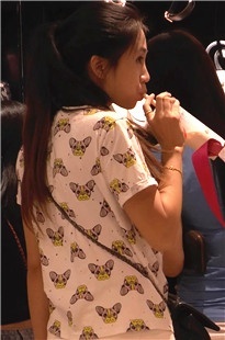 买包包的热裤少女[100M/MOV]