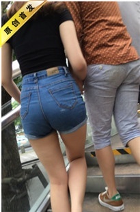 超紧牛仔热裤大翘臀美女和男友逛街[MP4/2G]