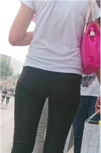 紧身黑裤美眉PP翘[102M/MP4]