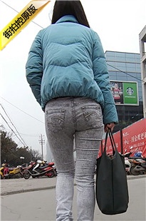 蓝衣紧身灰色牛仔裤翘臀美妇[542M/MP4]