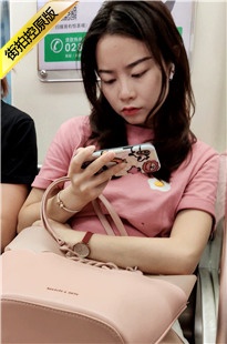 4K-地铁上可爱的小姐姐[946M/MP4]