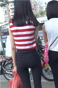 纤细的铅笔裤黑裤美眉，长得好苗条[236M/MOV]