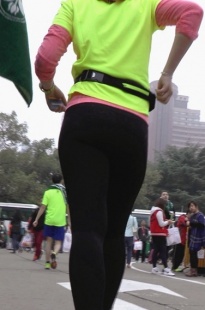 马拉松赛场上的黑裤巨臀妹子，挥臀有力[666M/M2TS]
