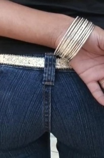 紧翘的深蓝牛仔裤美女[232M/MP4]