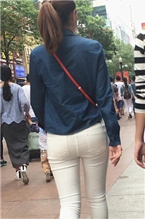 街拍白裤紧臀美眉[186M/MOV]