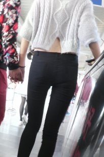 尾随跟拍极品黑色紧身铅笔裤美女[789M/AVI]