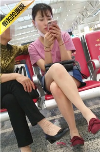 4K-街拍粉色T恤牛仔短裙肉丝美女[772M/MP4]