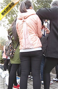 发传单的粉衣黑色紧身裤美眉[1.68G/MP4]