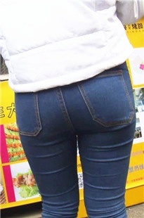 丰满牛仔裤肥臀美眉肉感十足[152M/MP4]