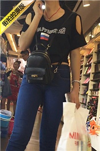 饰品店蓝色紧绷牛仔裤极品饱满圆润翘臀妹子[180M/MOV]