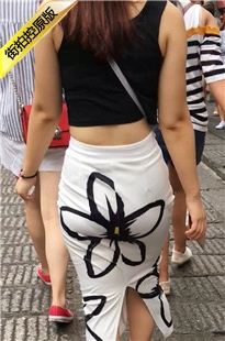 古街游玩的包臀长裙翘臀美眉[264M/MOV]