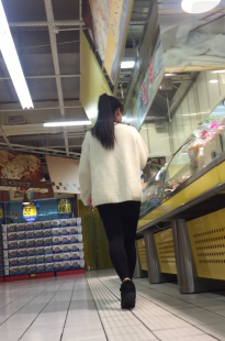 此女黑色紧身裤尽显傲人臀部[590M/MOV]