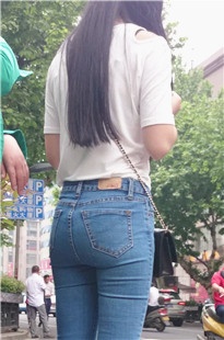 【雷神原创作品】超清4K画质！等公交的紧牛丰臀MM[973M]