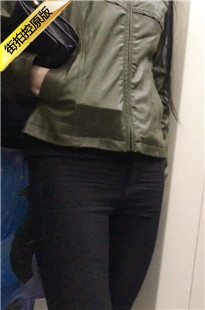 地铁紧身黑裤美女双腿夹得好紧[897M/MOV]