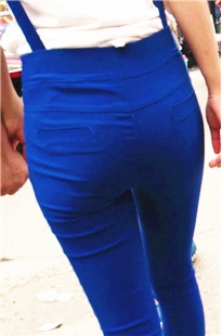 背带蓝臀美眉身材真翘[153M/MP4]