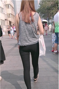 拿着H2M袋子的时尚小妹[166M/MP4]